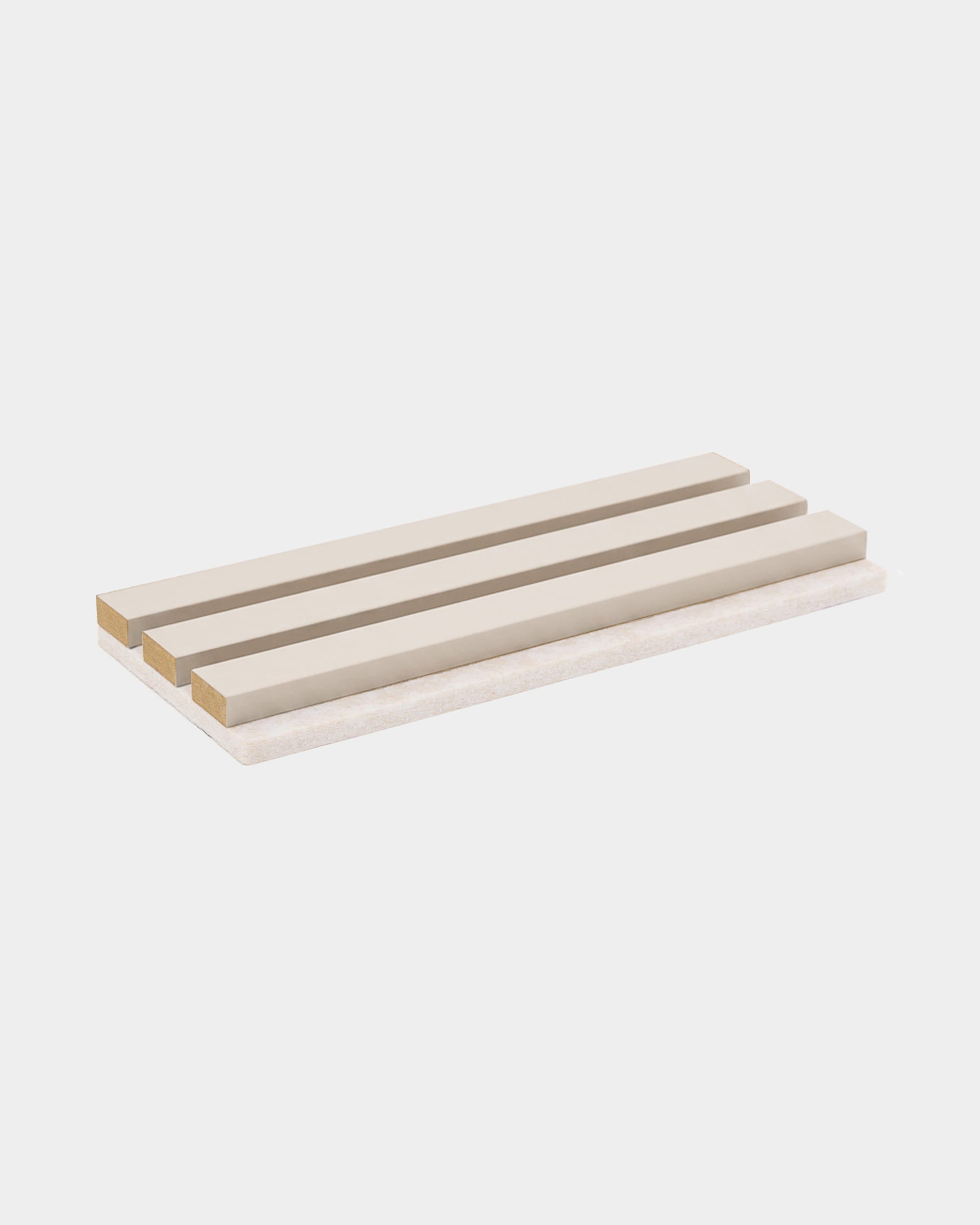 Trois échantillons de panneaux acoustiques rectangulaires Akupanel de couleur beige, proposés par WoodUpp, présentés sur un fond blanc, conçus pour les intérieurs nordiques minimalistes.